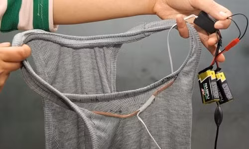 Nhiều thiết bị gian lận được giấu trong áo lót. Nhiều thiết bị gian lận được giấu trong áo lót. Ảnh: SCMP