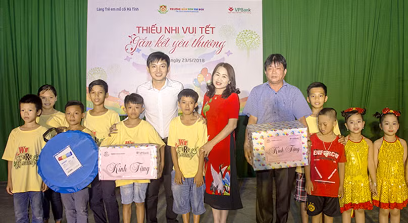 Đại diện Trường Mầm non Trí Đức, Ngân hàng VP Bank trao quà cho các em ở Làng SOS Hà Tĩnh 