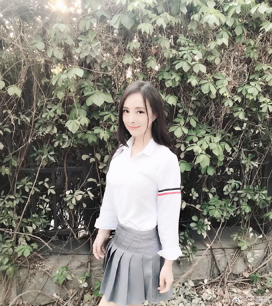 Không thể tin nổi Nữ hoàng khoe thân Can Lộ Lộ ngày nào giờ đây lột xác hoàn toàn, e ấp như thiếu nữ 18 thế này - Ảnh 7. Không thể tin nổi Nữ hoàng khoe thân Can Lộ Lộ ngày nào giờ đây lột xác hoàn toàn, e ấp như thiếu nữ 18 thế này-9