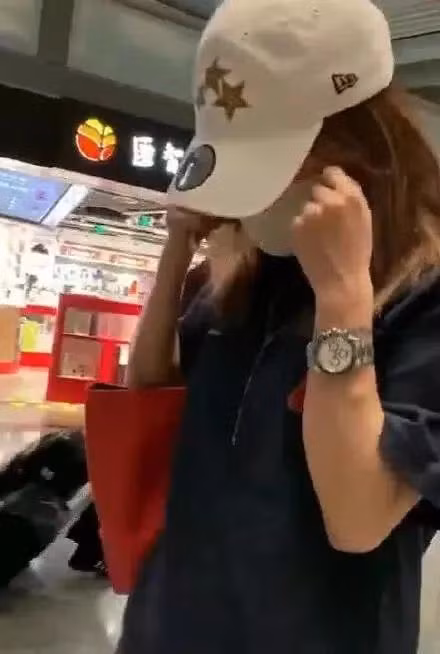 Triệu Vy lộ da chảy xệ, già nua và tăng cân ảnh 9 Triệu Vy lộ da chảy xệ, già nua và tăng cân trong ảnh hậu trường làm đạo diễn ảnh 9