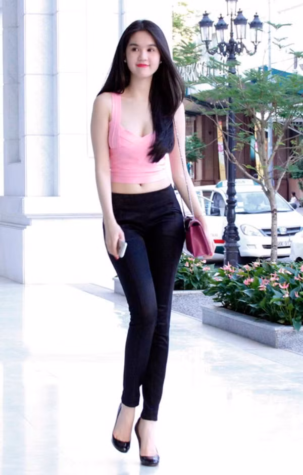 Ngọc Trinh cực ngầu với áo crop top siêu ngắn, khoe vòng eo 56 trứ danh ảnh 9 ngoc trinh cuc ngau voi ao crop top sieu ngan, khoe vong eo 56 tru danh - 10