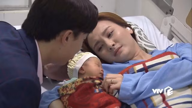 Điều ít biết về diễn viên cực nhí - cu Bon, con trai Vũ và Thư trong “Về nhà đi con"