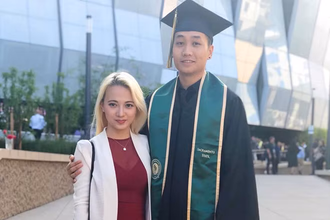 Chân dung bạn trai Việt Kiều kém tuổi của "bé" Xuân Nghi ảnh 1 Bạn trai Xuân Nghi có tên là Kenny Minh Vũ, anh tốt nghiệp đại học vào tháng 5.2018 /// Ảnh: FBNV
