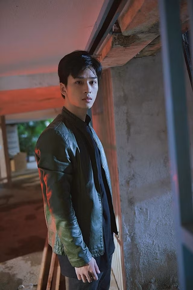 nam chinh mat biec ngoai hinh dien trai so huu doi mat duom buon am anh