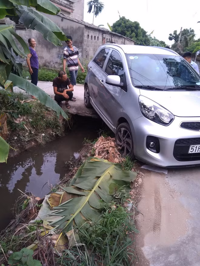 Ô tô dừng ở góc chết, dân mang đau đầu với câu hỏi: Bác tài đi kiểu gì mà kẹt thế này? - Ảnh 2. Ô tô dừng ở góc chết, dân mang đau đầu với câu hỏi: Bác tài đi kiểu gì mà kẹt thế này? - Ảnh 2.