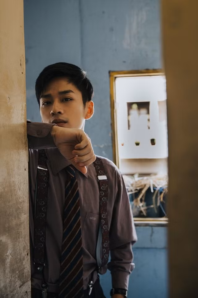 nam chinh mat biec ngoai hinh dien trai so huu doi mat duom buon am anh