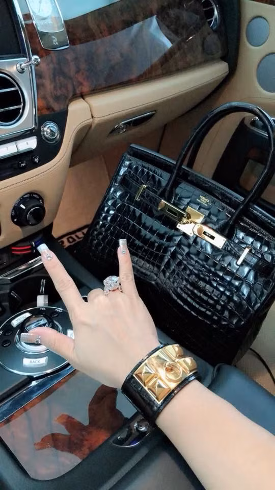 Trong lúc Minh Nhựa đang say đắm với vợ 2, thì người vợ đầu (cũng là mẹ ruột của cô con gái Rich Kid) đang làm gì? ảnh 9