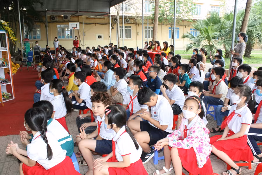 Nhiều em rất tập trung khi nghe bạn giới thiệu một cuốn sách yêu thích.