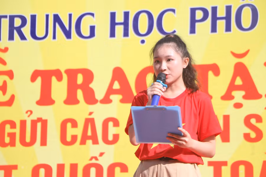 Nữ sinh Đồng Hiền Trang - học sinh lớp 10A6 Trường THPT Lê Lợi đọc thư bày tỏ sự biết ơn sự cống hiến, hi sinh của các chiến sĩ nơi hải đảo xa xôi.