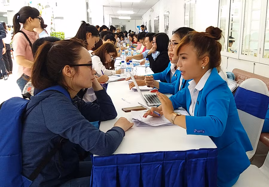 Một Doanh nghiệp đang phỏng vấn ứng viên tại ngày hội