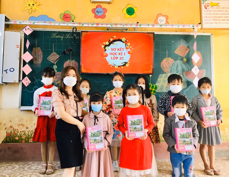 Tại buổi học đầu xuân mới, học sinh được cô giáo thưởng vở để động viên tinh thần học tập trong năm mới.