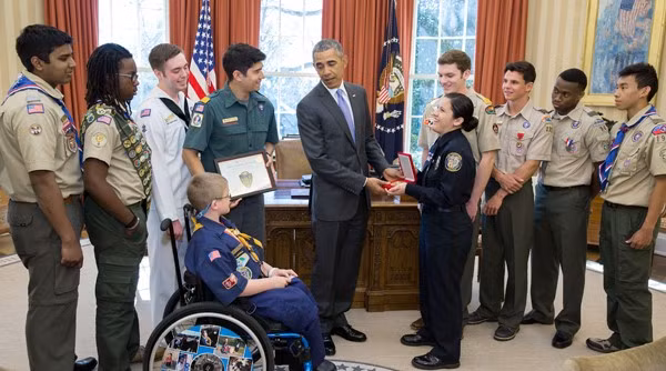 Trong cuộc gặp gỡ với Tổng thống Mỹ, Di Đan cho biết, ông Obama khiến mọi người khá thoải mái. Cậu nhấn mạnh rằng, ông có một cái bắt tay rất chắc chắn. 5 ban tre Viet tung gap truc tiep Tong thong Obama hinh anh 8