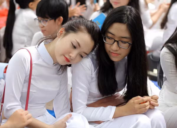  Khi những giai điệu của ca khúc quen thuộc “Mong ước kỉ niệm xưa” vang lên, những nữ sinh của trường không giấu cảm xúc bồi hồi, xúc động 