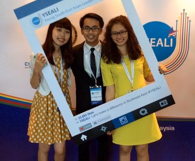 Năm 2015, Hoàng Tuấn Anh là một trong những gương mặt đại diện Việt Nam được gặp tổng thống Mỹ tại Hội nghị thượng đỉnhSáng kiến thủ lĩnh trẻ Đông Nam Á,diễn ra ở Kuala Lumpur, Malaysia. “Đây là cơ hội khá bất ngờ. Những điều ngài Obama nhắn gửi trong cuộc trò chuyện thực sự là nguồn cảm hứng rất lớn với mình lúc đó”, 9X chia sẻ. 5 ban tre Viet tung gap truc tiep Tong thong Obama hinh anh 3