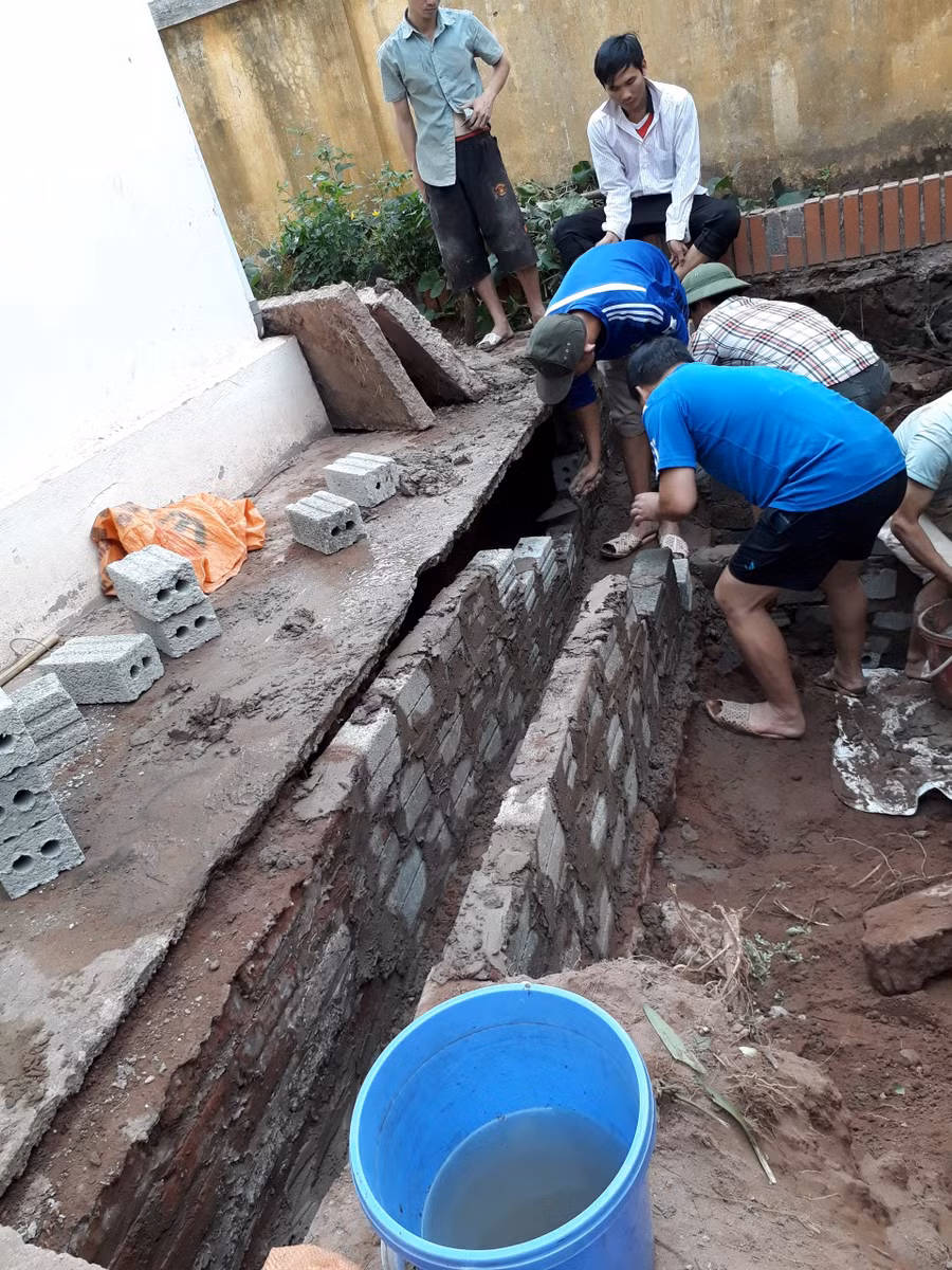 Giáo viên và phụ huynh sửa rãnh thoát nước...