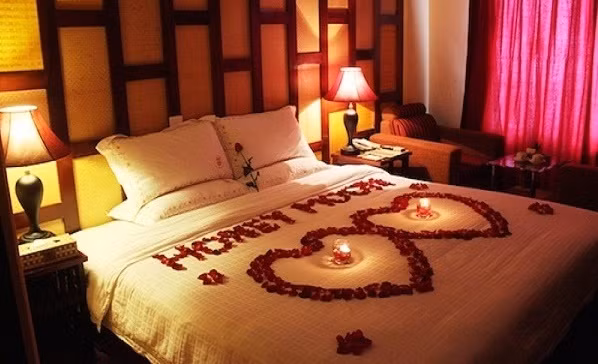 Đôi giày màu đỏ và cú sốc của cô dâu trẻ trong đêm tân hôn ở biệt thự vườn