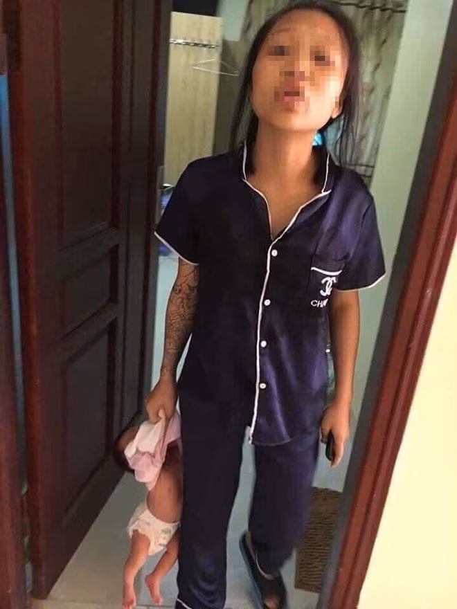 Hé lộ danh tính người mẹ trẻ xăm trổ xách lủng lẳng con mới 18 ngày tuổi-1