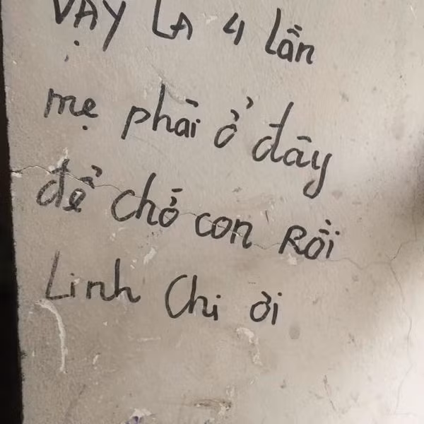 ”Vậy là 4 lần mẹ phải ở đây để chờ con rồi Linh Chi ơi”.