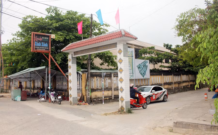 Cổng chào (trên đường Trần Hưng Đạo, đoạn qua khối phố Ngân Giang, phường Điện Ngọc, thị xã Điện Bàn, Quảng Nam) án ngữ giữa đường, gây cản trở giao thông