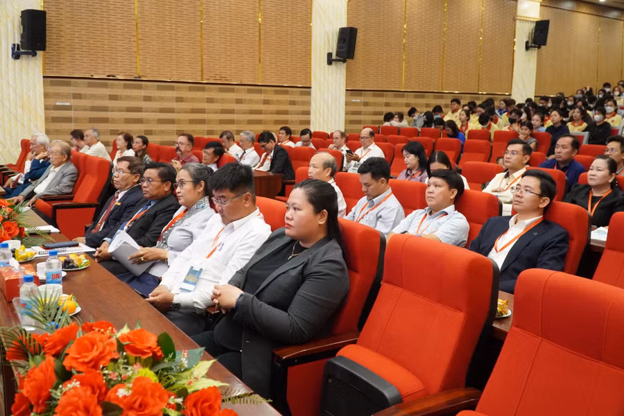 Hội thảo do Trường ĐH Nam Cần Thơ tổ chức, với sự tham gia của hơn 100 đại biểu là lãnh đạo các trường CĐ, ĐH, nhà khoa học đến từ Lào, Philippines, Đức, Mỹ, Việt Nam. Hội thảo do Trường ĐH Nam Cần Thơ tổ chức, với sự tham gia của hơn 100 đại biểu là lãnh đạo các trường CĐ, ĐH, nhà khoa học đến từ Lào, Philippines, Đức, Mỹ, Việt Nam.