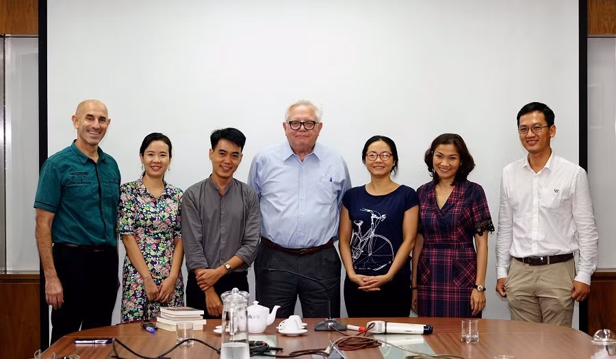 GS. James chụp hình kỉ niệm GS. James chụp hình kỉ niệm