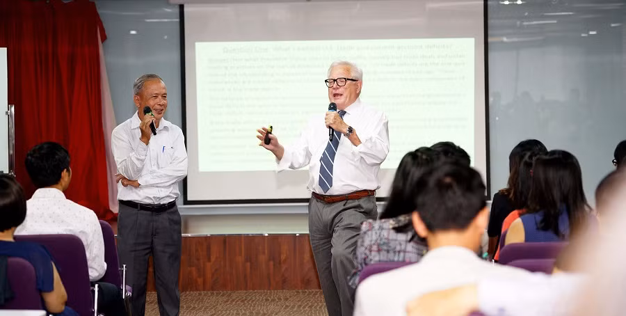 Buổi thuyết giảng do GS.TS James Riedel tổ chức dành cho sinh viên, học viên MBA và giảng viên HSU