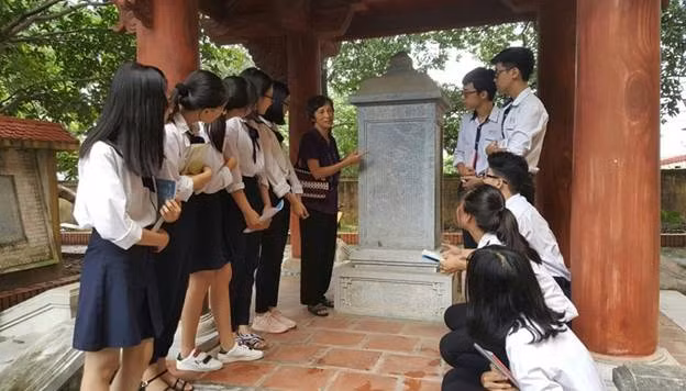 Cô Chí giới thiệu với HS về văn bia được tìm thấy tại trường THPT Trần Phú
