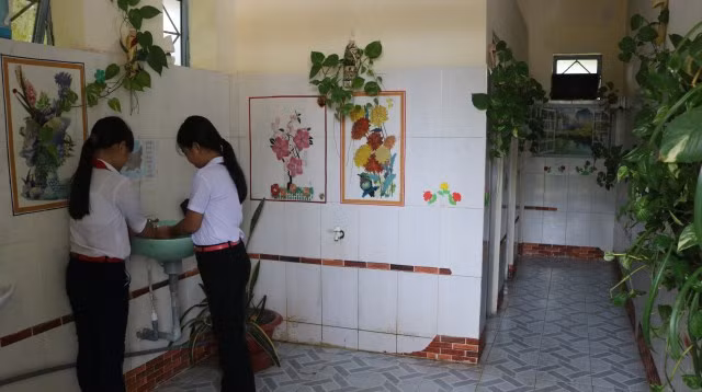 Nhà vệ sinh Trường TH An Thạnh 2A có cây xanh, có loa phát nhạc nhẹ nên HS rất thích thú