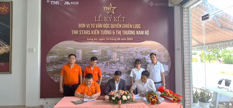 Đại diện chủ đầu tư ký kết với đơn vị tư vấn độc quyền dự án Quỳnh Chi Land (thành viên QCL Group).