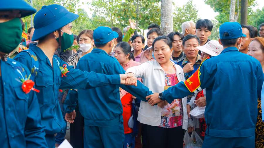 Trong ngày giao nhận quân, nhiều gia đình không kìm được cảm xúc.