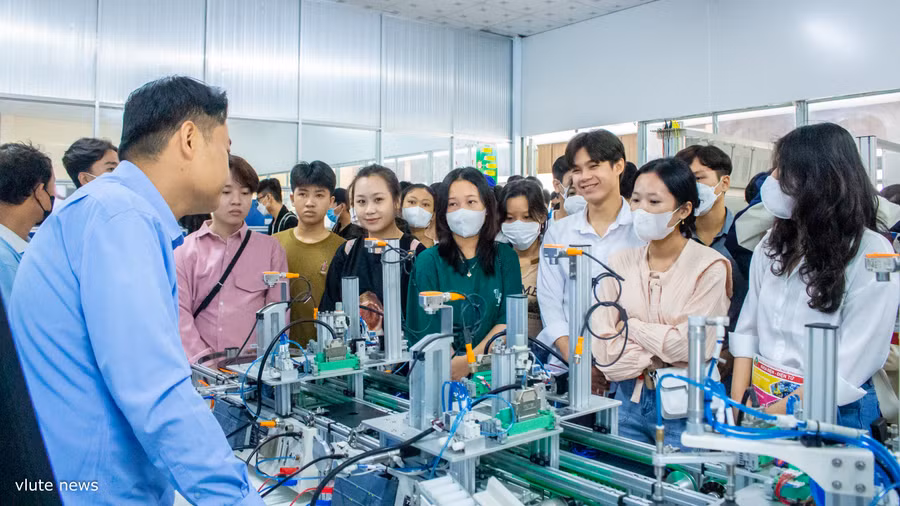 Hơn 3.000 giáo viên và học sinh lớp 12 đến tham quan Trường ĐH Sư phạm Kỹ thuật Vĩnh Long.