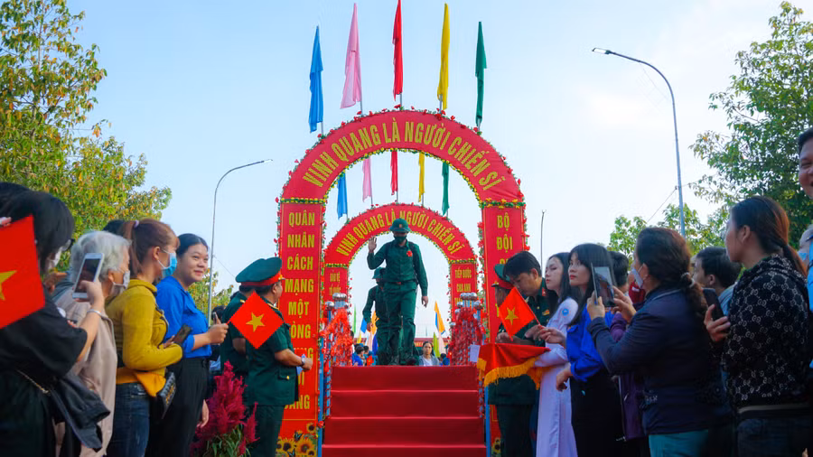 Gần 2000 thanh niên ở TP Cần Thơ hăng hái tình nguyện lên đường nhập ngũ, tham gia xây dựng Quân đội Nhân dân, Công an Nhân dân.