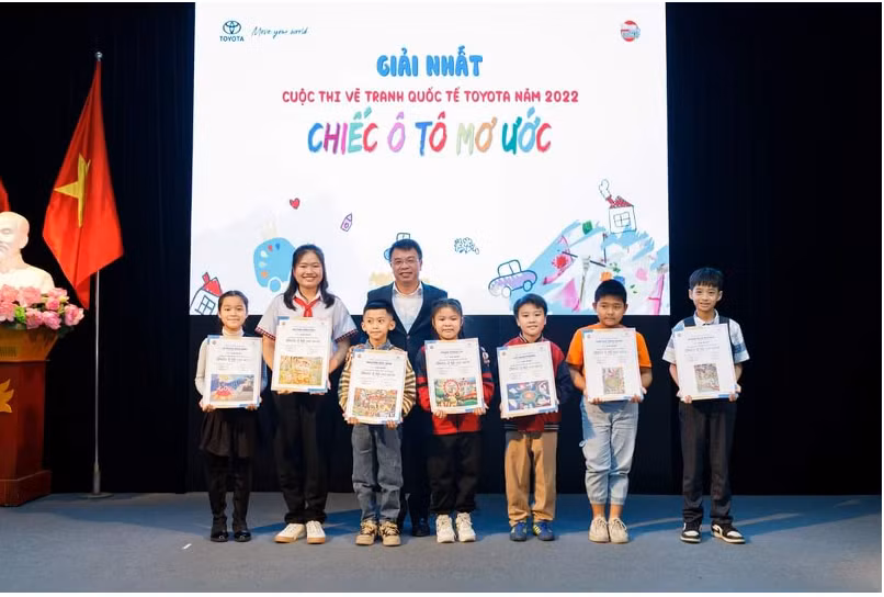 em Diệp Bùi Minh Nhật (thứ 2 bên phải sang) đạt giải Nhất Cuộc thi.