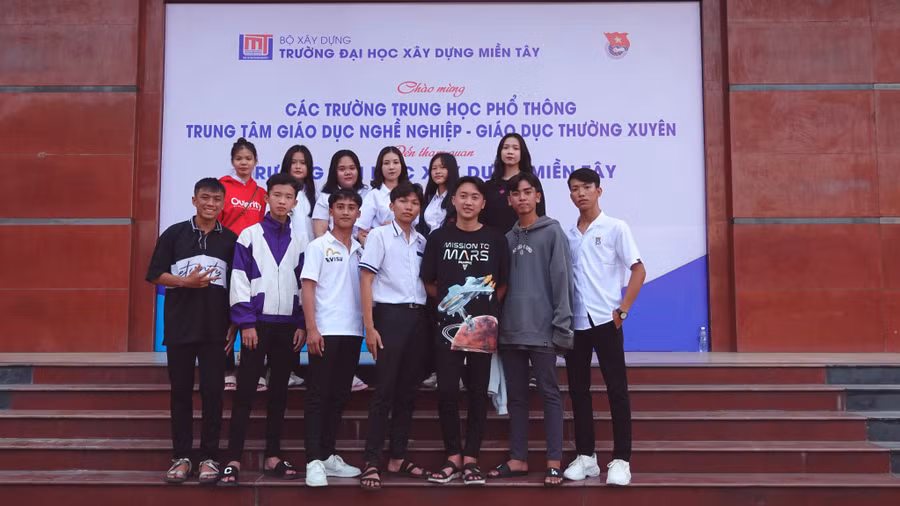 Học sinh khối 12 chụp ảnh lưu niệm.