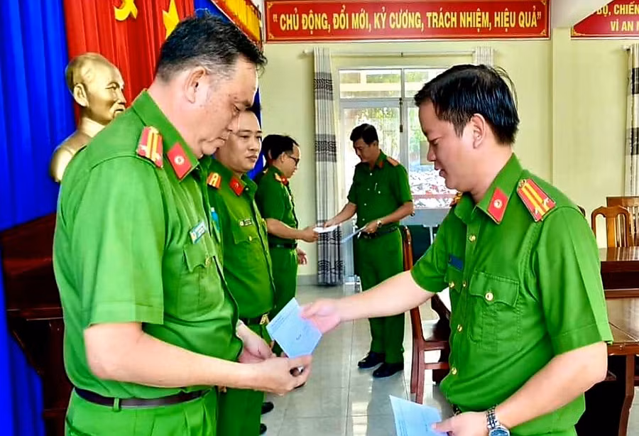 Trung tá Nguyễn Đức Hậu - Trưởng Công an TP Long Xuyên trao khen thưởng cho các tập thể. Trung tá Nguyễn Đức Hậu - Trưởng Công an TP Long Xuyên trao khen thưởng cho các tập thể.