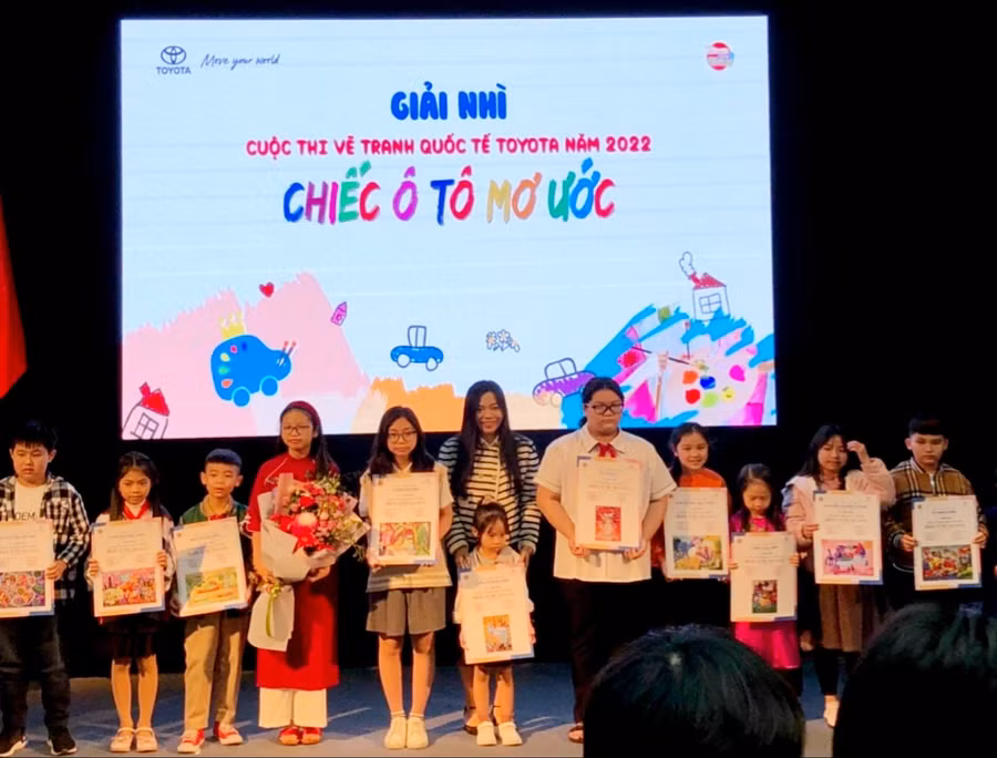 Ban tổ chức trao giải Nhì cho các em học sinh.