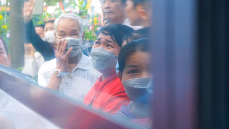 Khoảnh khắc tay chia tay gia đình, người thân lên đường nhập ngũ.