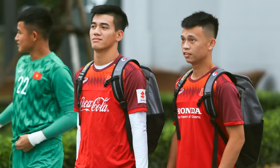 Tiến Linh (trái) là cầu thủ giàu kinh nghiệm nhất ở đợt tập trung này.