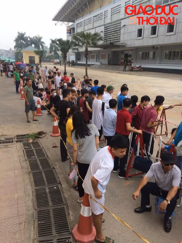 Hàng trăm người dân xếp hàng mua vé trận U23 Viêt Nam - U23 Myanmar ảnh 6 Hàng trăm người dân xếp hàng mua vé trận U23 Viêt Nam - U23 Myanmar ảnh 6