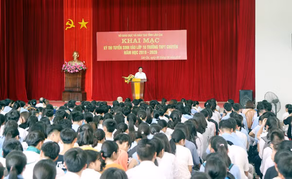 Lãnh đạo Sở Giáo dục và Đào tạo phát biểu khai mạc kỳ thi tuyển sinh vào lớp 10 tại trường THPT Chuyên Lào Cai chiều 2/6.