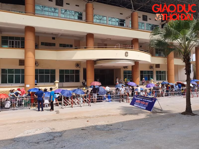 Hàng trăm người dân xếp hàng mua vé trận U23 Viêt Nam - U23 Myanmar ảnh 5 Hàng trăm người dân xếp hàng mua vé trận U23 Viêt Nam - U23 Myanmar ảnh 5