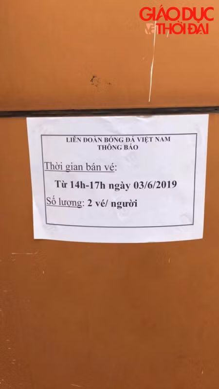 Hàng trăm người dân xếp hàng mua vé trận U23 Viêt Nam - U23 Myanmar ảnh 3 Hàng trăm người dân xếp hàng mua vé trận U23 Viêt Nam - U23 Myanmar ảnh 3