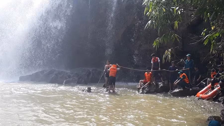 Lực lượng chức năng tìm kiếm thi thể các nạn nhân.