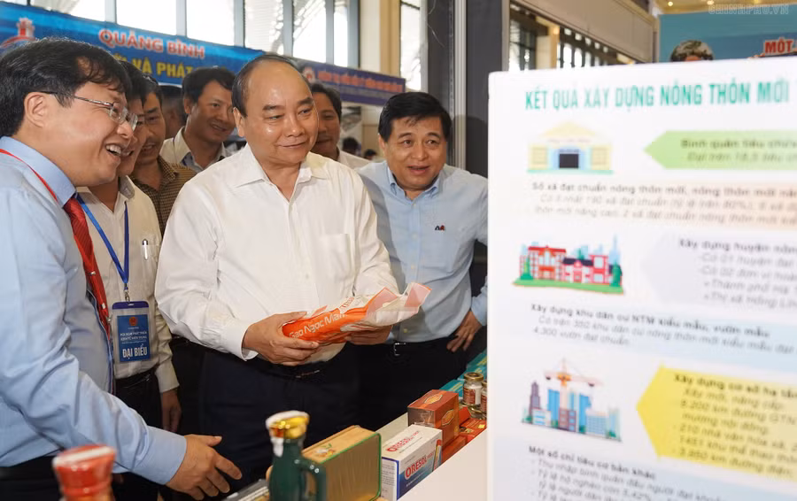 Thủ tướng Chính phủ Nguyễn Xuân Phúc cùng các đại biểu tham quan gian hàng tại Hội nghị