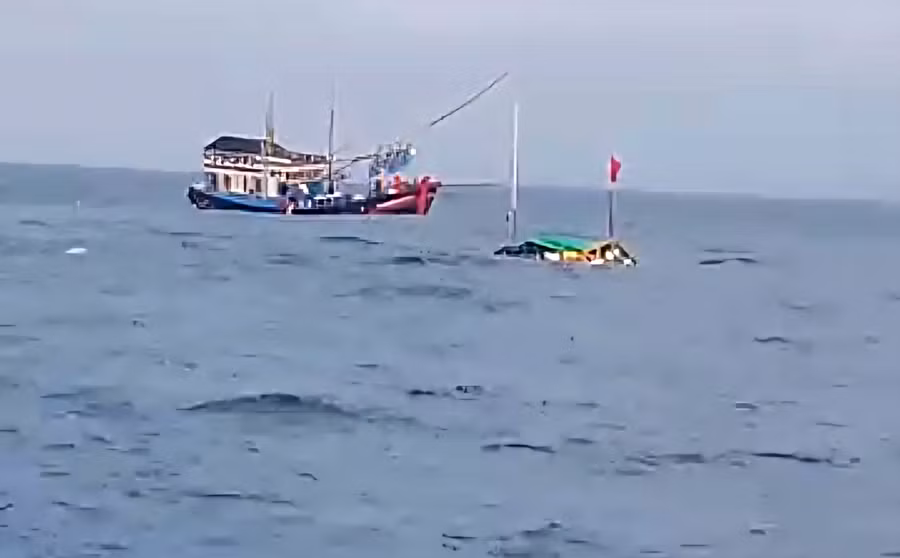 Tàu cá Quảng Ngãi bị chìm sau va chạm với tàu chở hàng.
