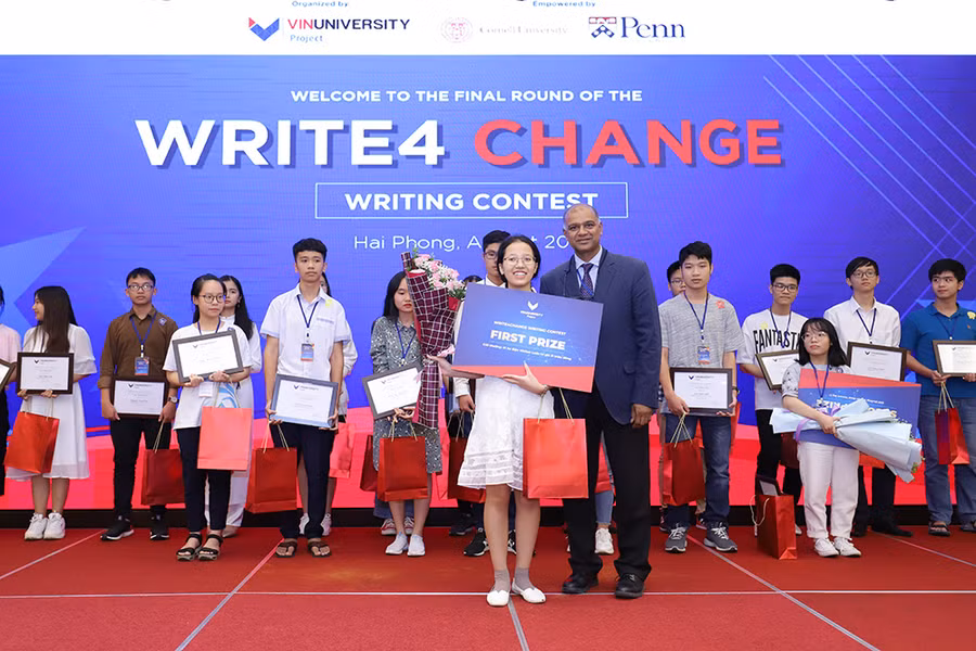 Nu sinh Ha Noi gianh giai nhat cuoc thi viet luan bang tieng Anh Write4Change hinh anh 2