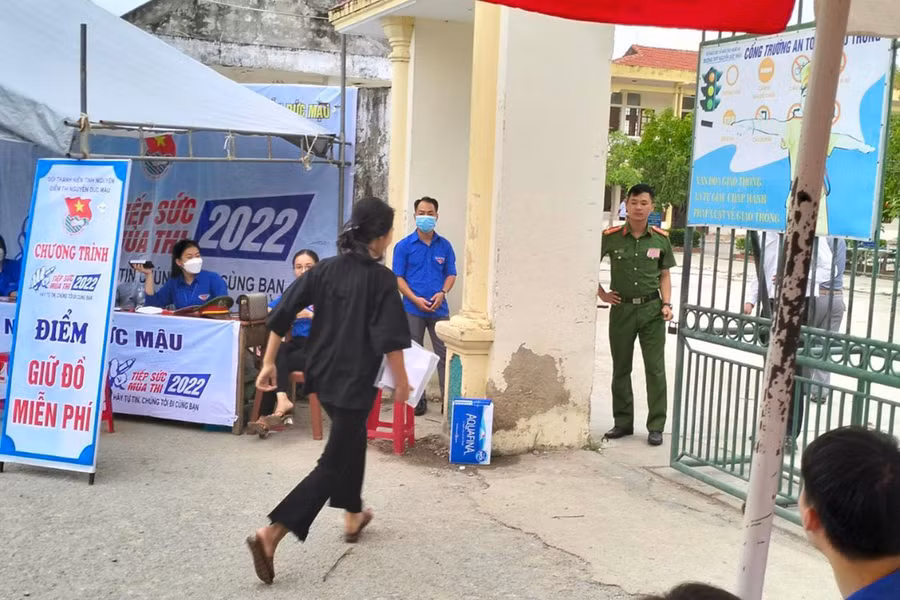Lực lượng công an và đoàn thanh niên đến tận nhà đón thí sinh đi thi. (Ảnh: Trần Hải Yến).