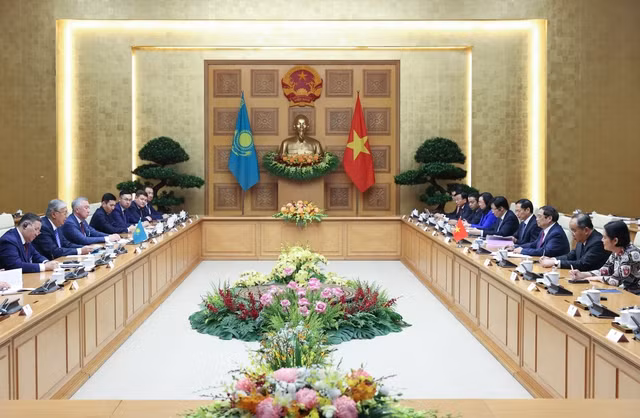 Thủ tướng Phạm Minh Chính đề nghị Kazakhstan tiếp tục tạo thuận lợi cho các mặt hàng thế mạnh của Việt Nam như nông sản, thủy sản, hàng dệt may, đồ gỗ tiếp cận thị trường Kazakhstan. (Ảnh: VGP/Nhật Bắc)