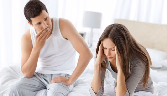 Nếu cô ấy hay cào da hoặc nhổ tóc từng mảng nhỏ, đó cũng là một dấu hiệu cảnh báo về các vấn đề sức khỏe tâm thần. (Ảnh: ITN).