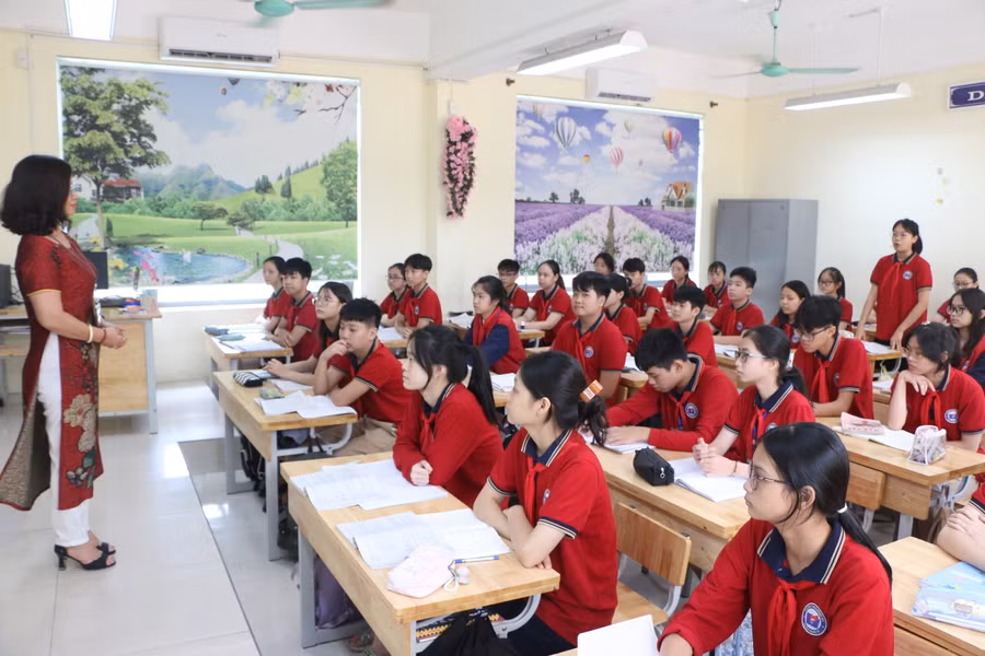 Các em học sinh cùng nhau trao đổi cùng cô giáo về các biện pháp tránh xa khói thuốc. Các em học sinh cùng nhau trao đổi cùng cô giáo về các biện pháp tránh xa khói thuốc.